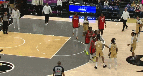 开云官网-确认了！交易首秀！NBA第一个转会球星