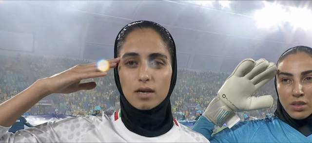 开云体育2023-女足亚洲杯焦点战：伊朗女足今天高唱国歌，首发11人集体敬礼！